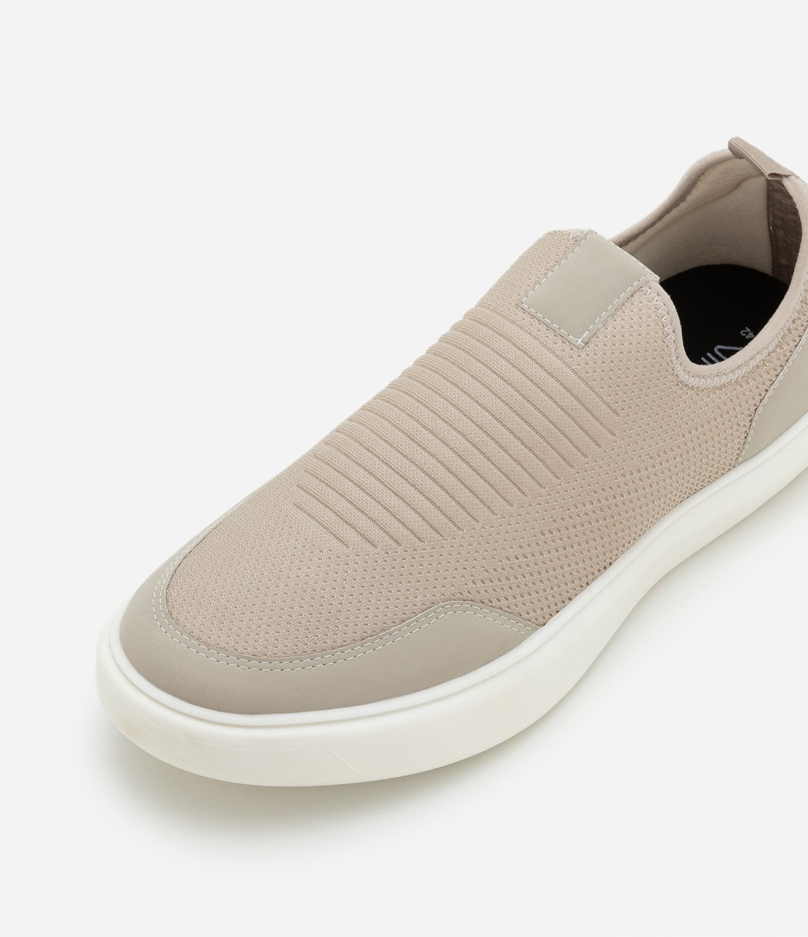 Tênis Slip On em Material Sintético com Recortes Bege e Branco 4