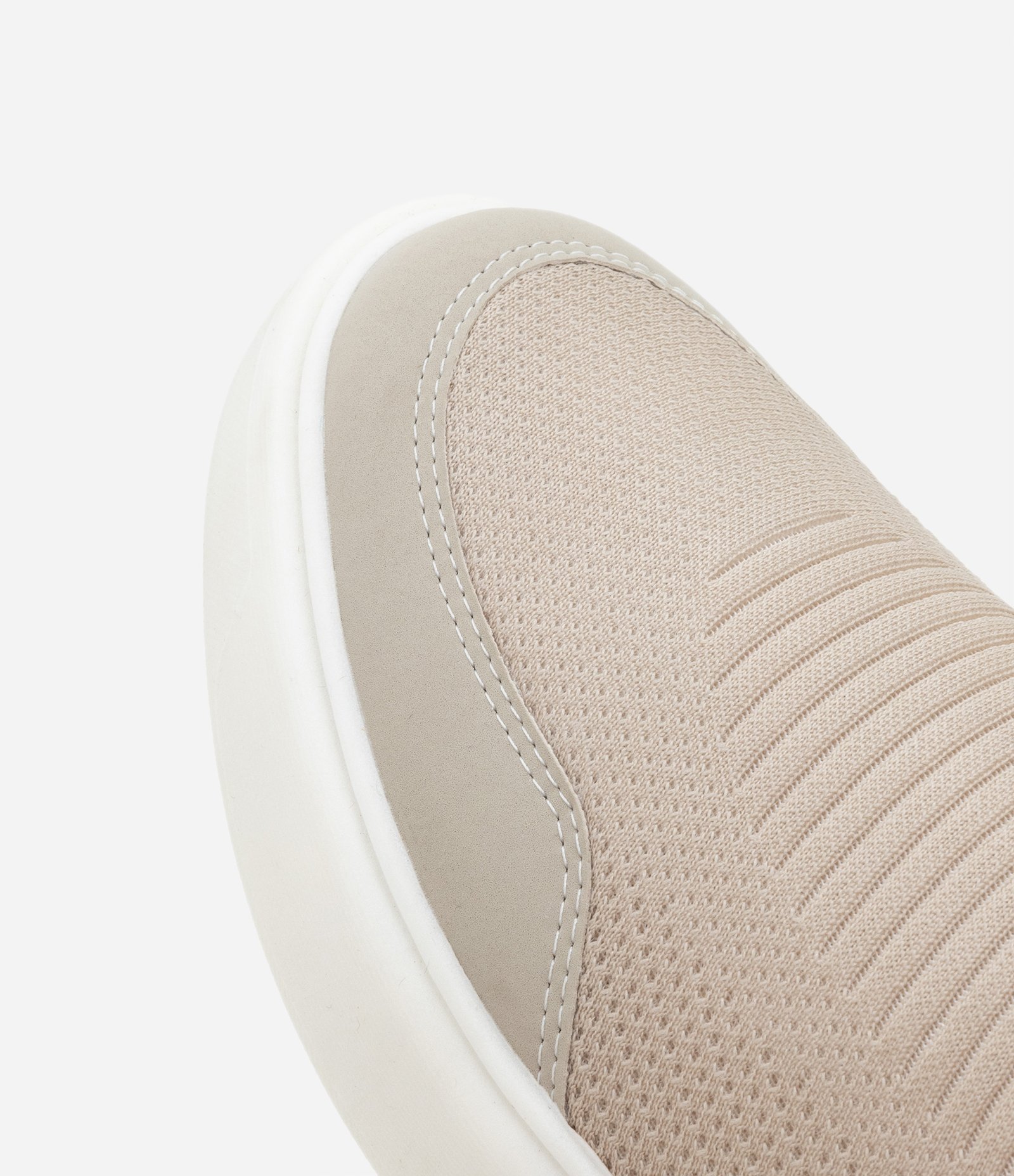 Tênis Slip On em Material Sintético com Recortes Bege e Branco 5