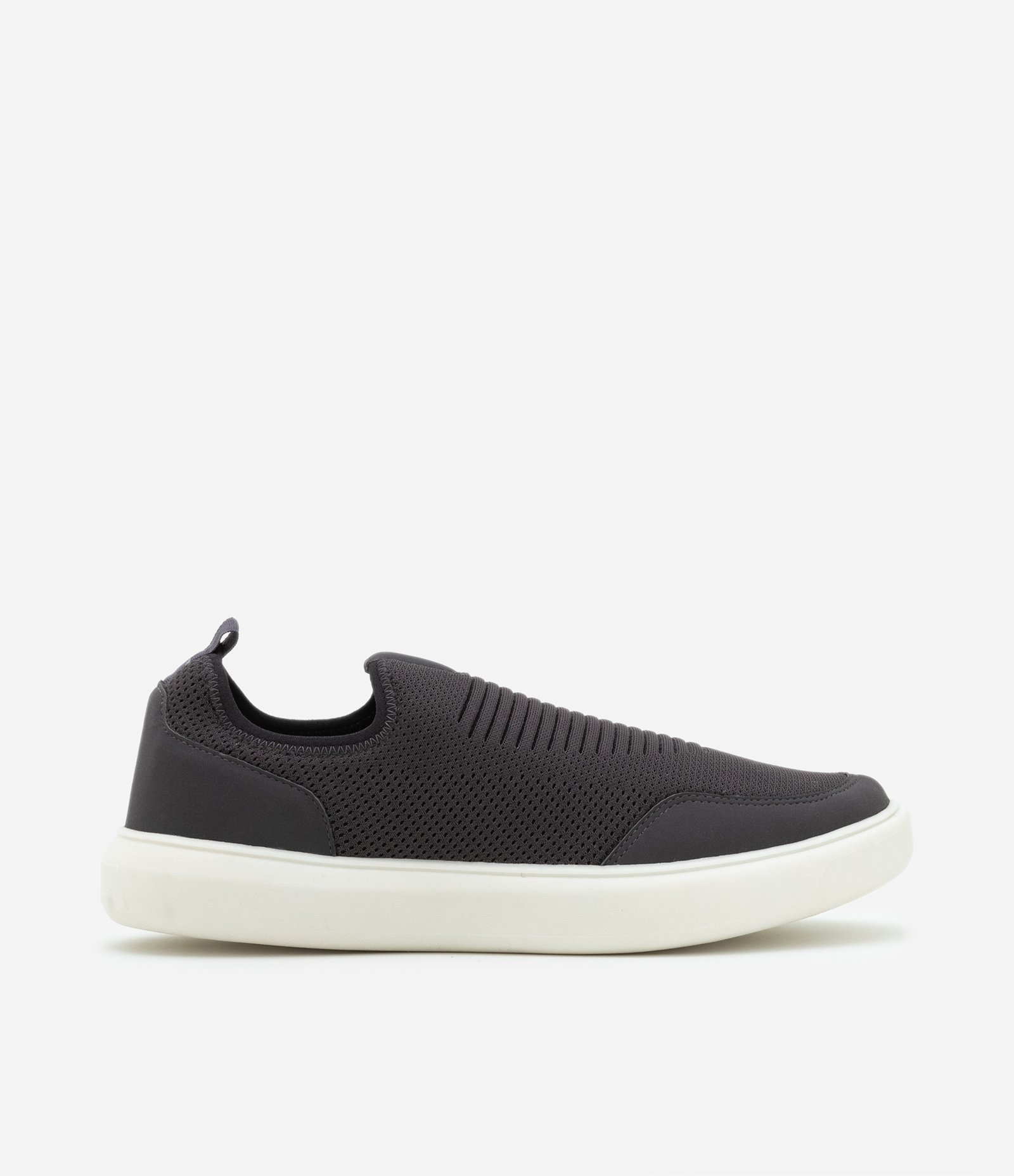 Tênis Slip On em Material Sintético com Recortes Preto e Branco 1