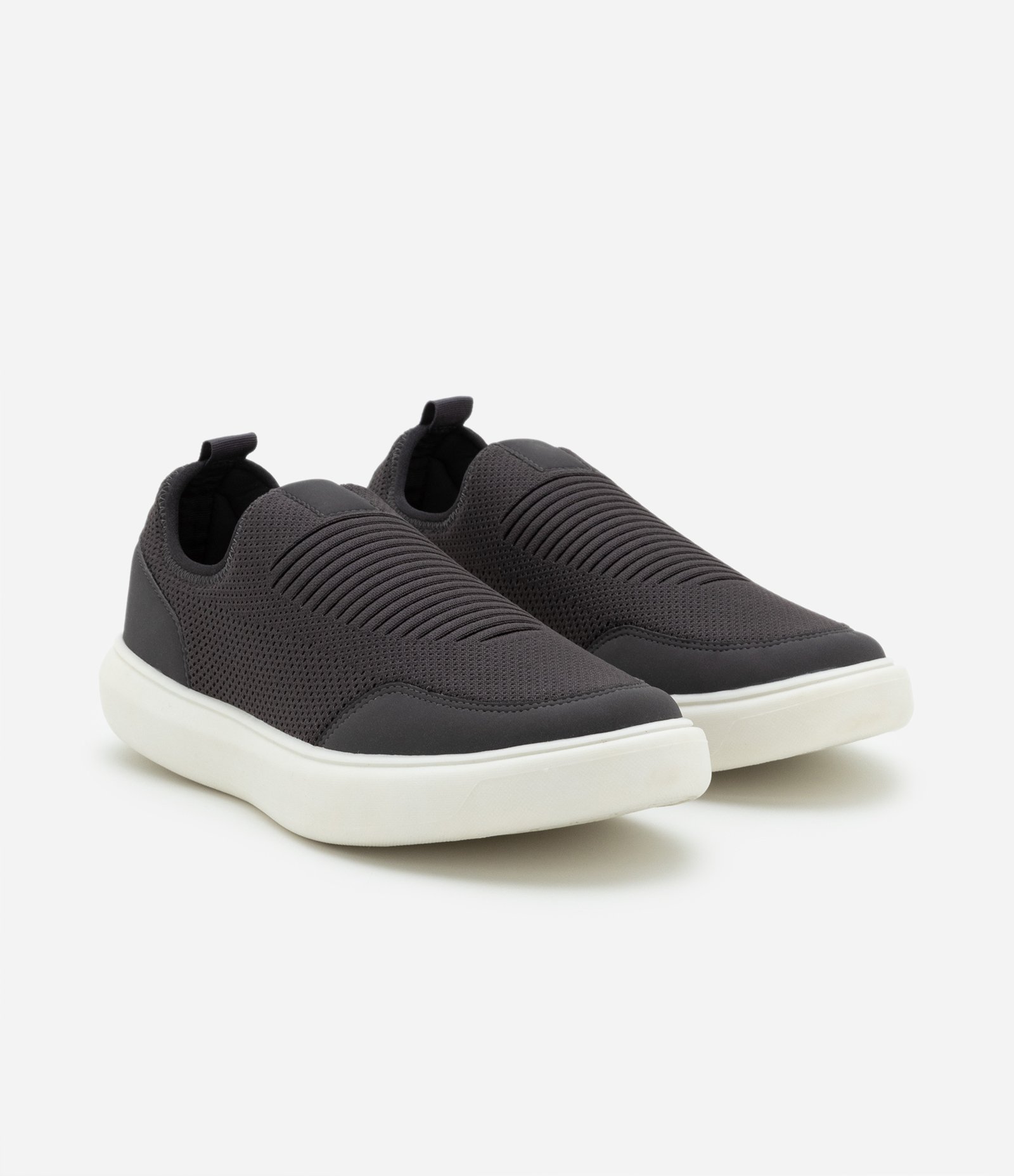 Tênis Slip On em Material Sintético com Recortes Preto e Branco 2