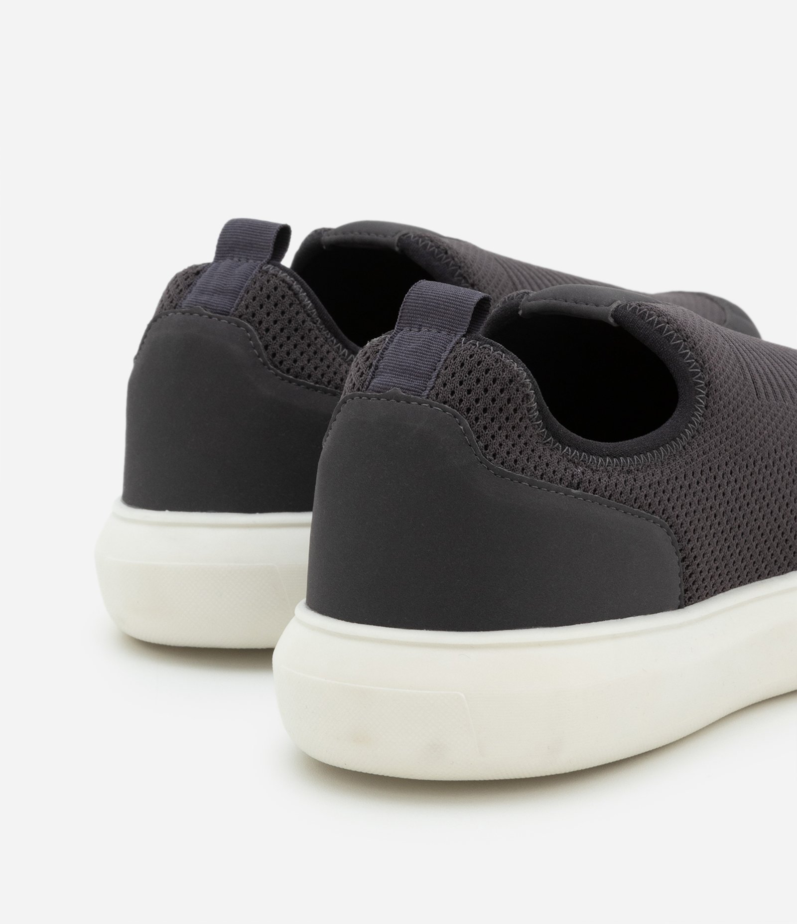 Tênis Slip On em Material Sintético com Recortes Preto e Branco 3