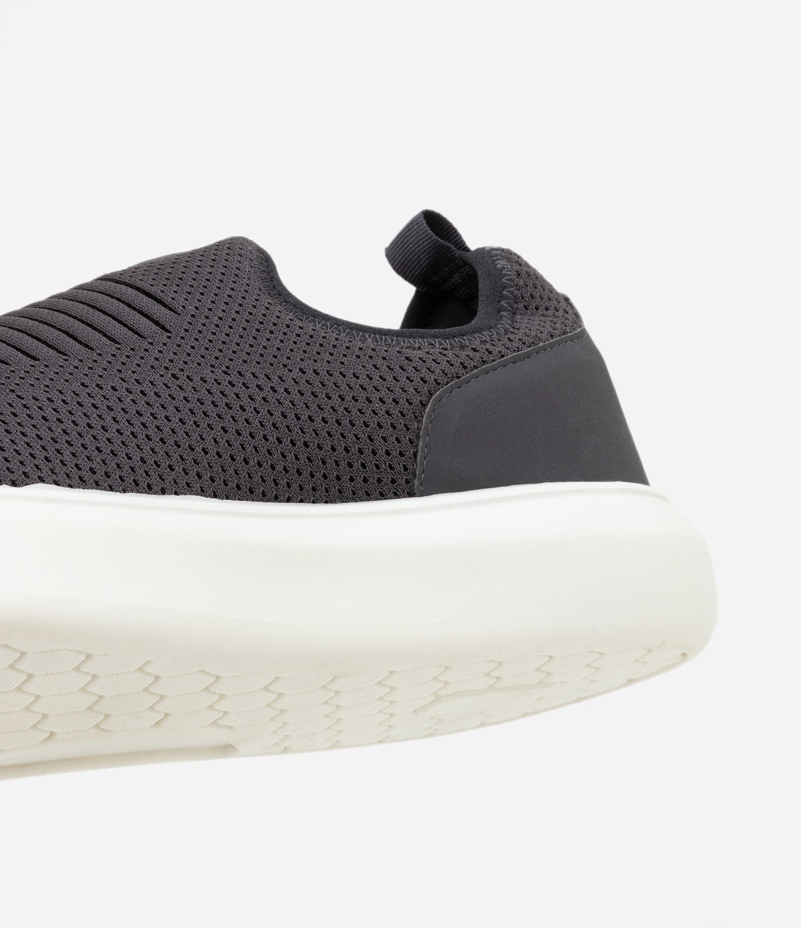 Tênis Slip On em Material Sintético com Recortes Preto e Branco 4