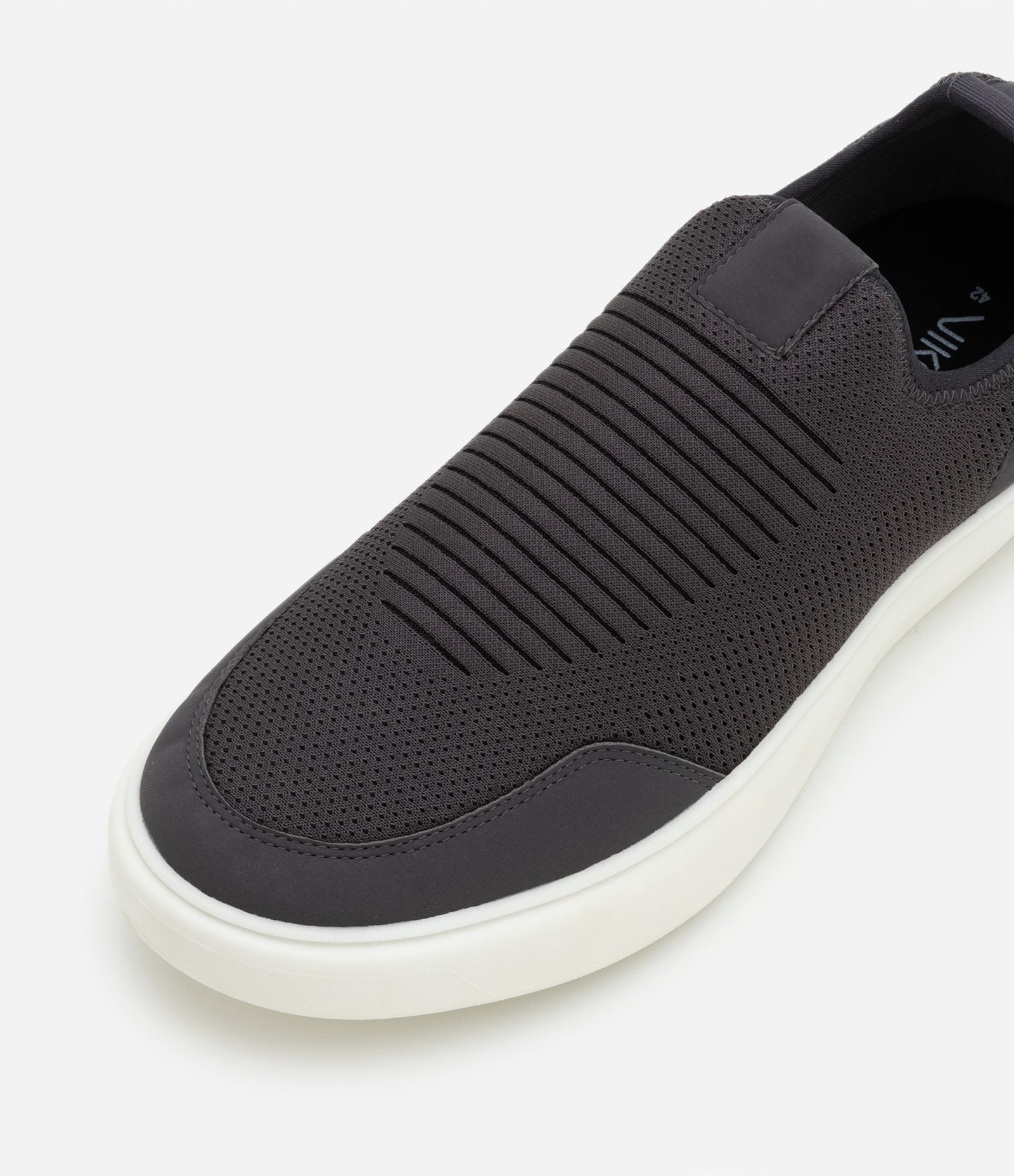 Tênis Slip On em Material Sintético com Recortes Preto e Branco 5