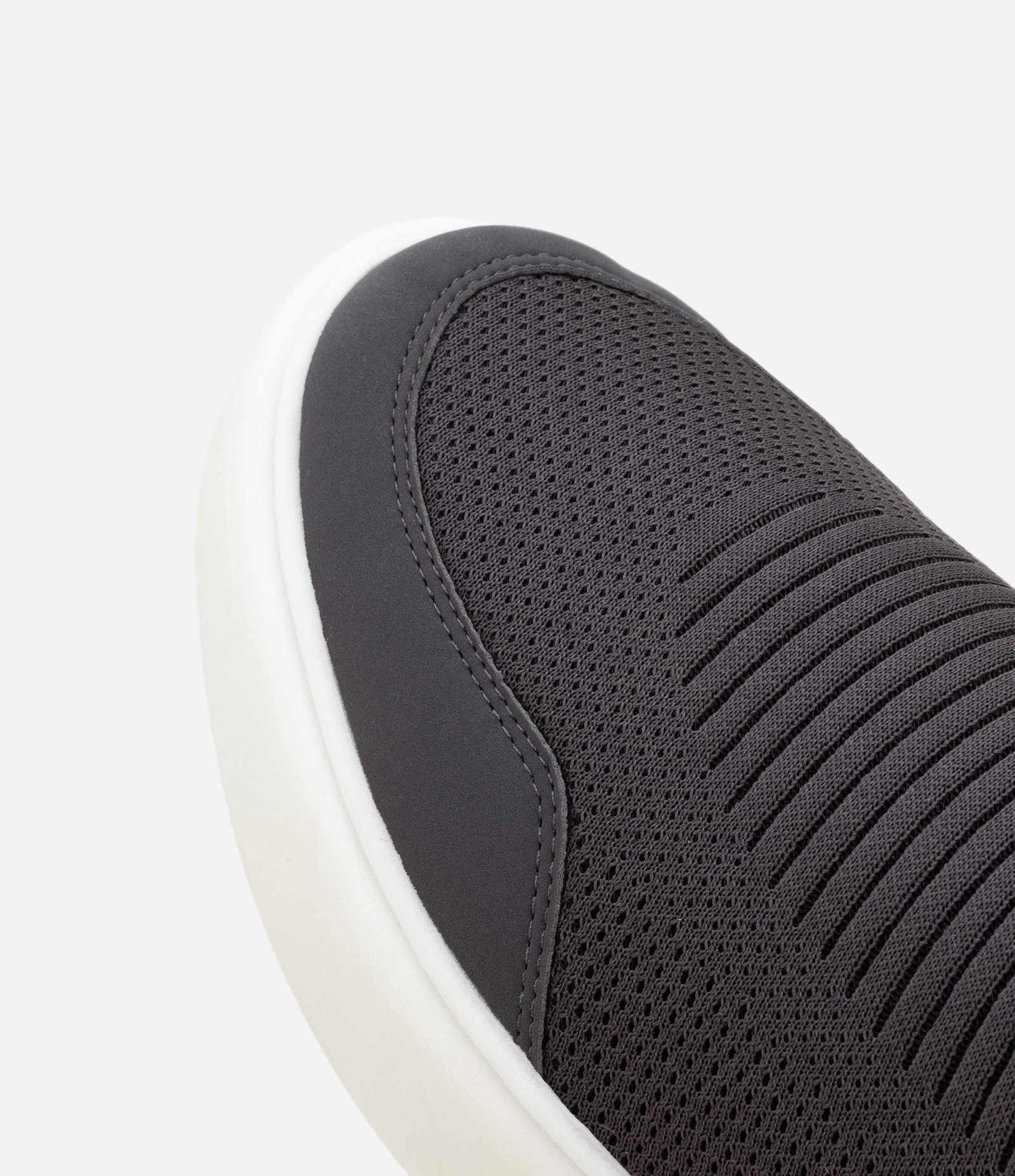 Tênis Slip On em Material Sintético com Recortes Preto e Branco 6