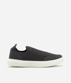 Tênis Slip On em Material Sintético com Recortes