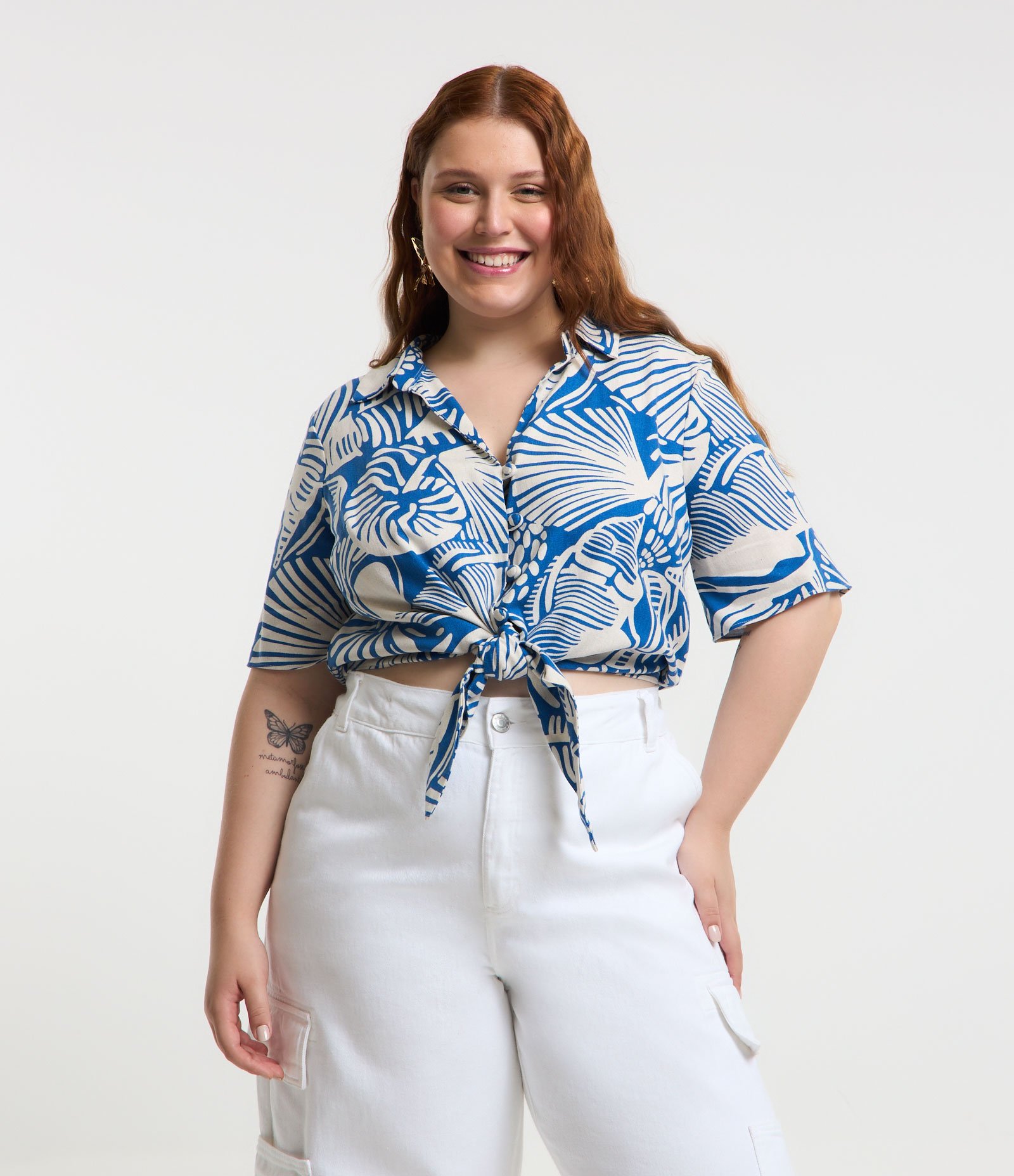 Camisa Cropped em Viscose e Linho com Estampa Abstrata e Amarração Curve & Plus Size Azul/Branco 1