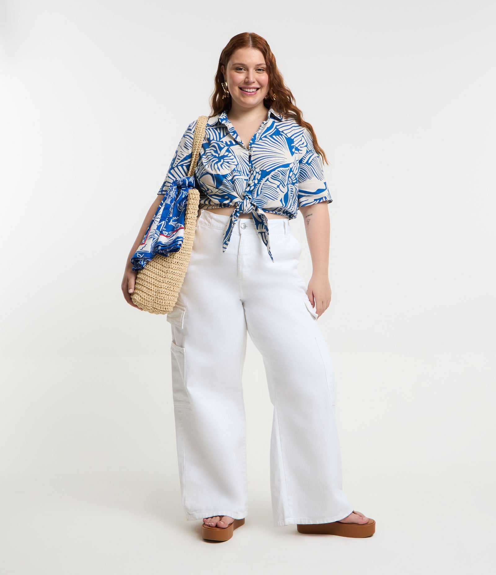 Camisa Cropped em Viscose e Linho com Estampa Abstrata e Amarração Curve & Plus Size Azul/Branco 2