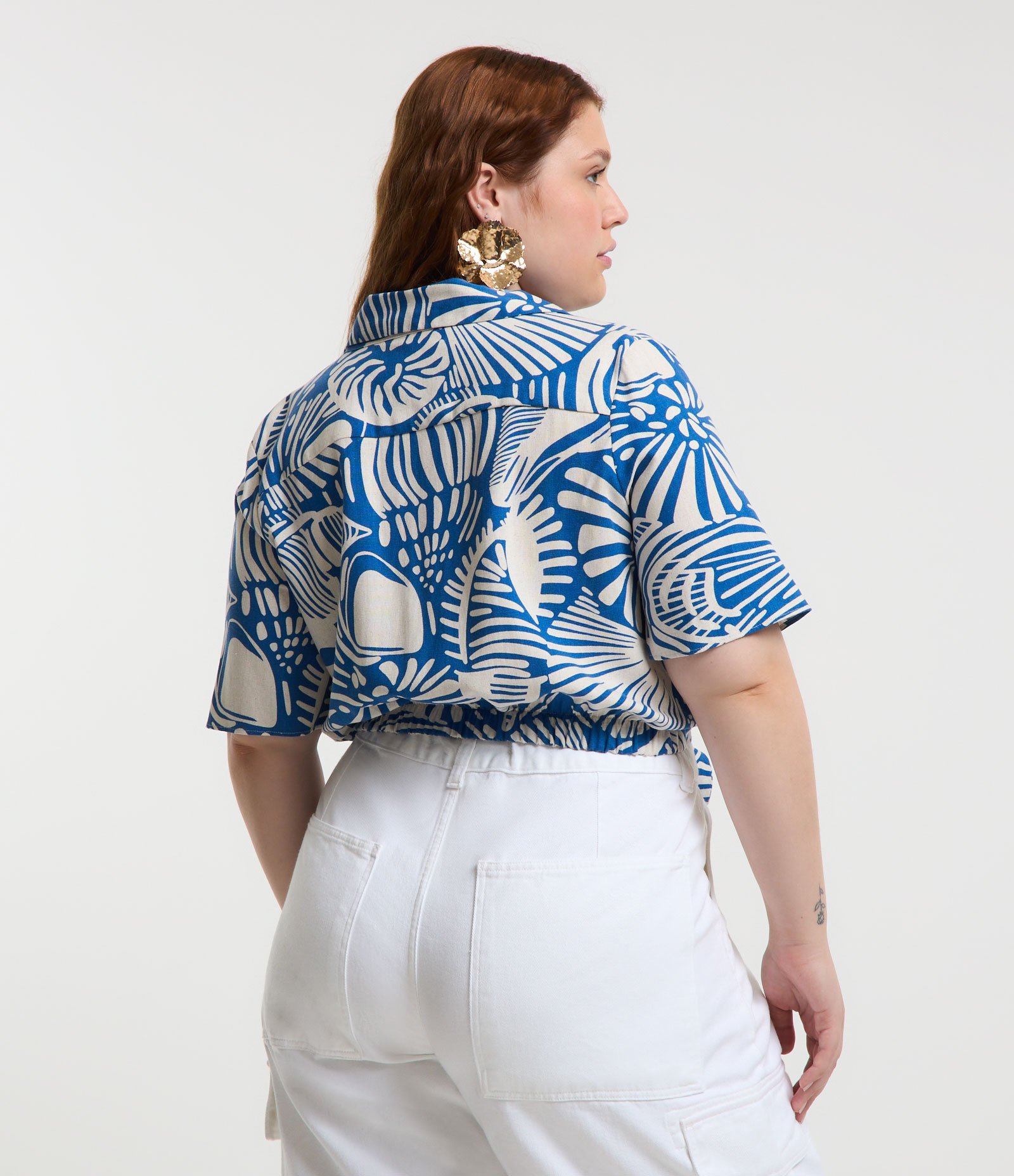 Camisa Cropped em Viscose e Linho com Estampa Abstrata e Amarração Curve & Plus Size Azul/Branco 3