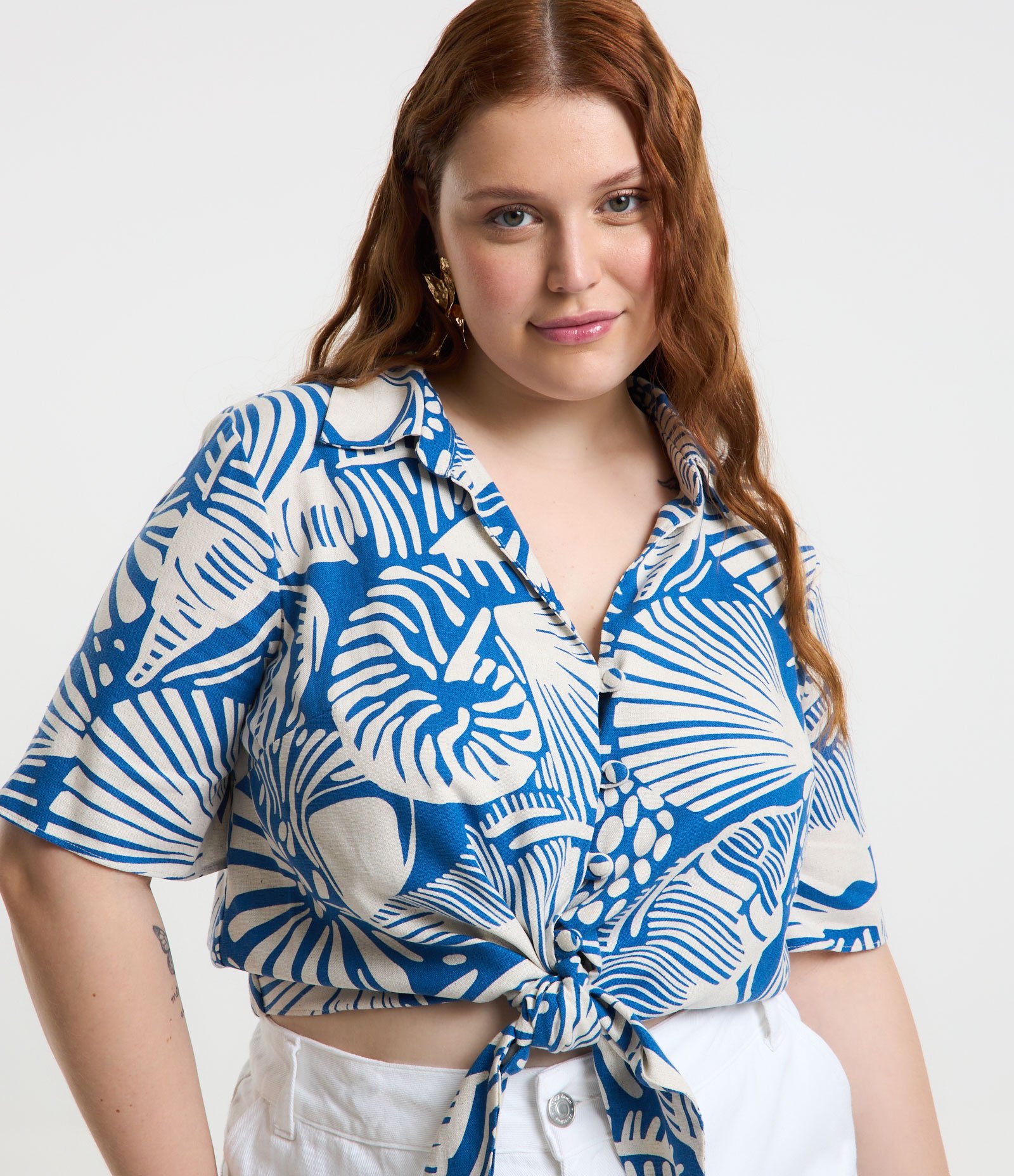 Camisa Cropped em Viscose e Linho com Estampa Abstrata e Amarração Curve & Plus Size Azul/Branco 4