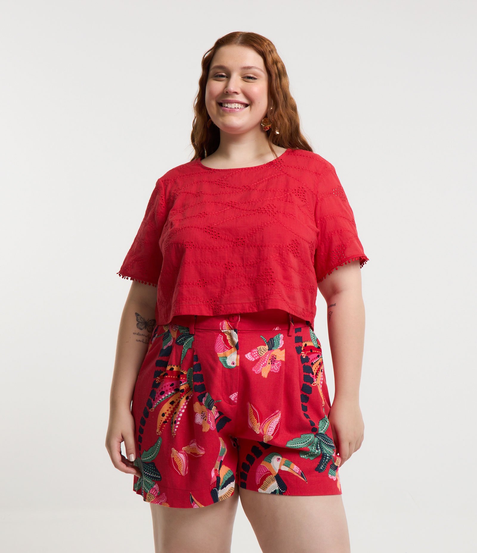 Blusa em Laise com Furinhos Curve & Plus Size Vermelho 1