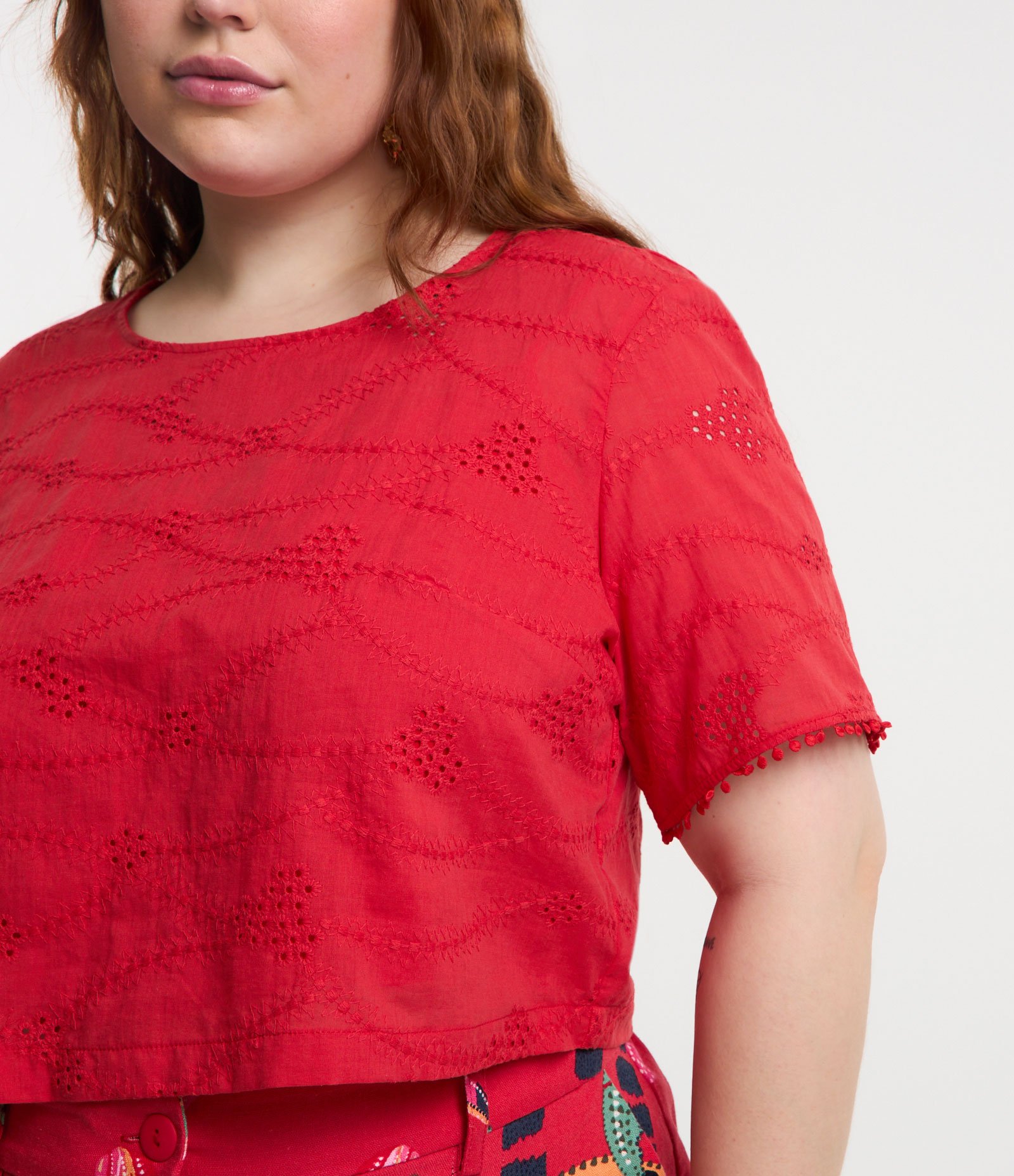 Blusa em Laise com Furinhos Curve & Plus Size Vermelho 4