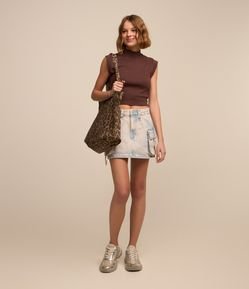 Saia Curta em Jeans Dirty Washed com Bolsos Cargo Afivelados