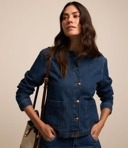 Jaqueta em Jeans com Gola Redonda e Bolsos