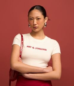 Blusa Cropped com Lettering Hot and Stressed