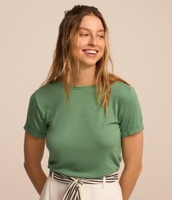 Blusa Básica em Viscose com Manga Dobrada