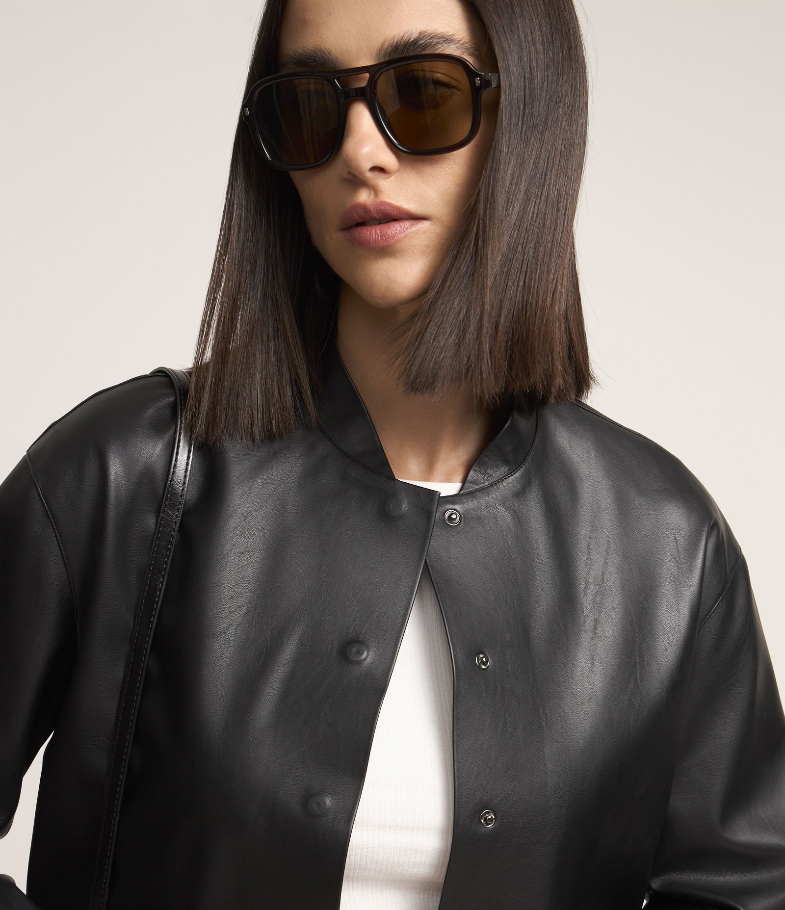 Jaqueta em PU com Bolsos Lapela e Abotoamento Preto 4