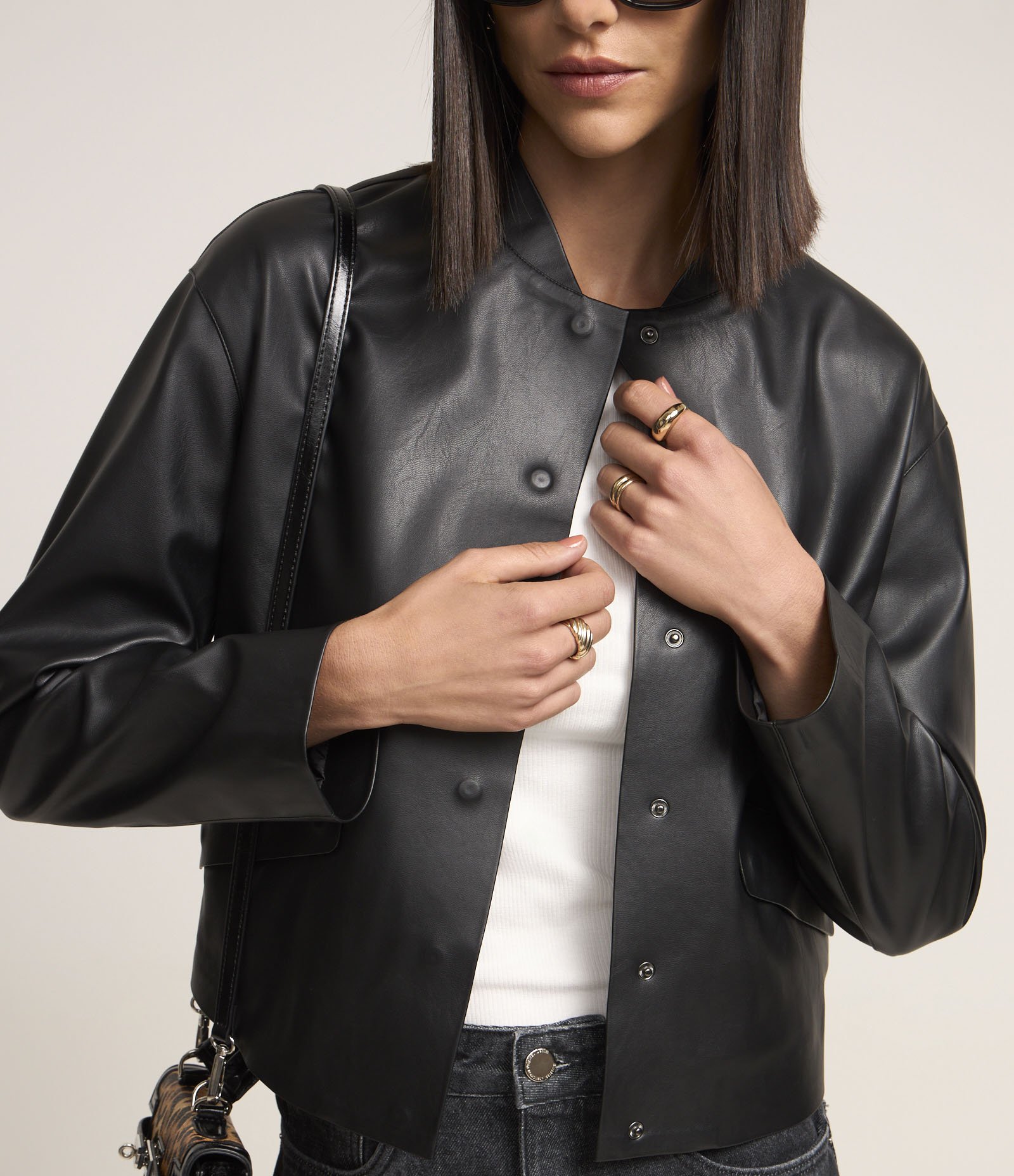 Jaqueta em PU com Bolsos Lapela e Abotoamento Preto 5