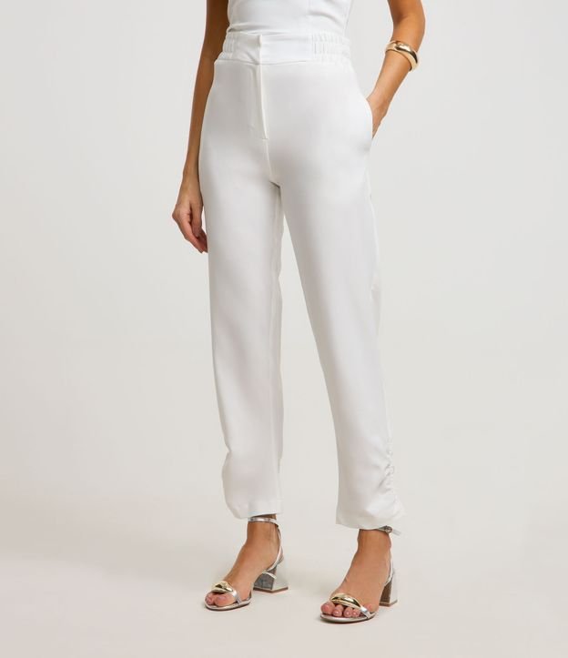 Calça Cenoura em Crepe com Detalhes Franzidos e Cós Elástico