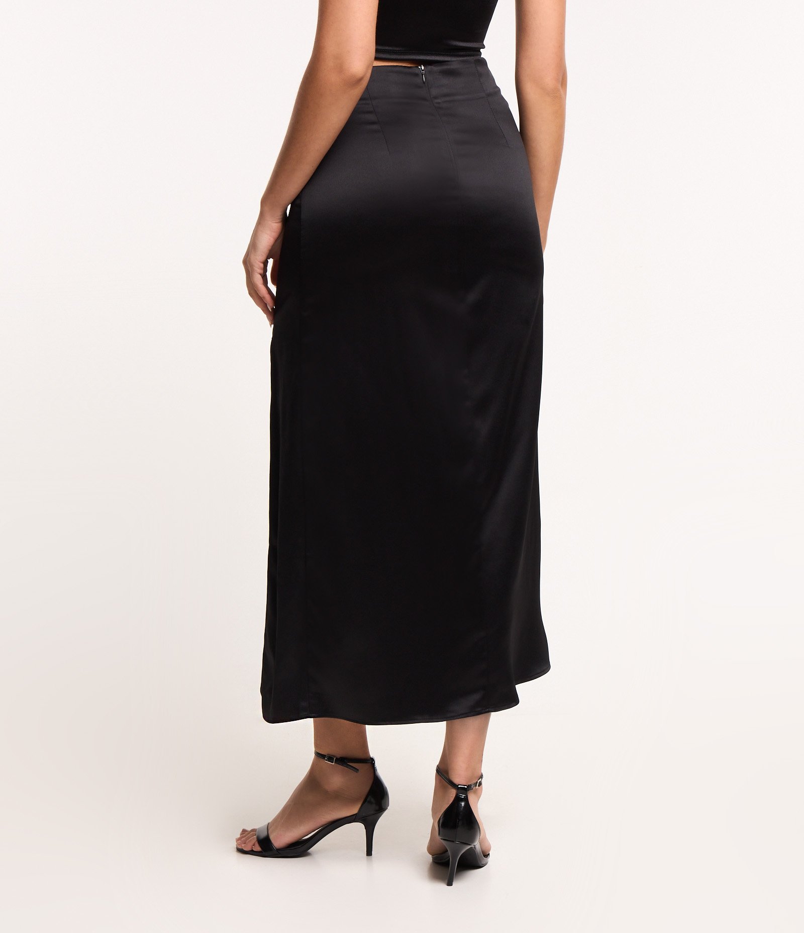 Saia Midi em Cetim com Franzido com Fenda Lateral Preto 4