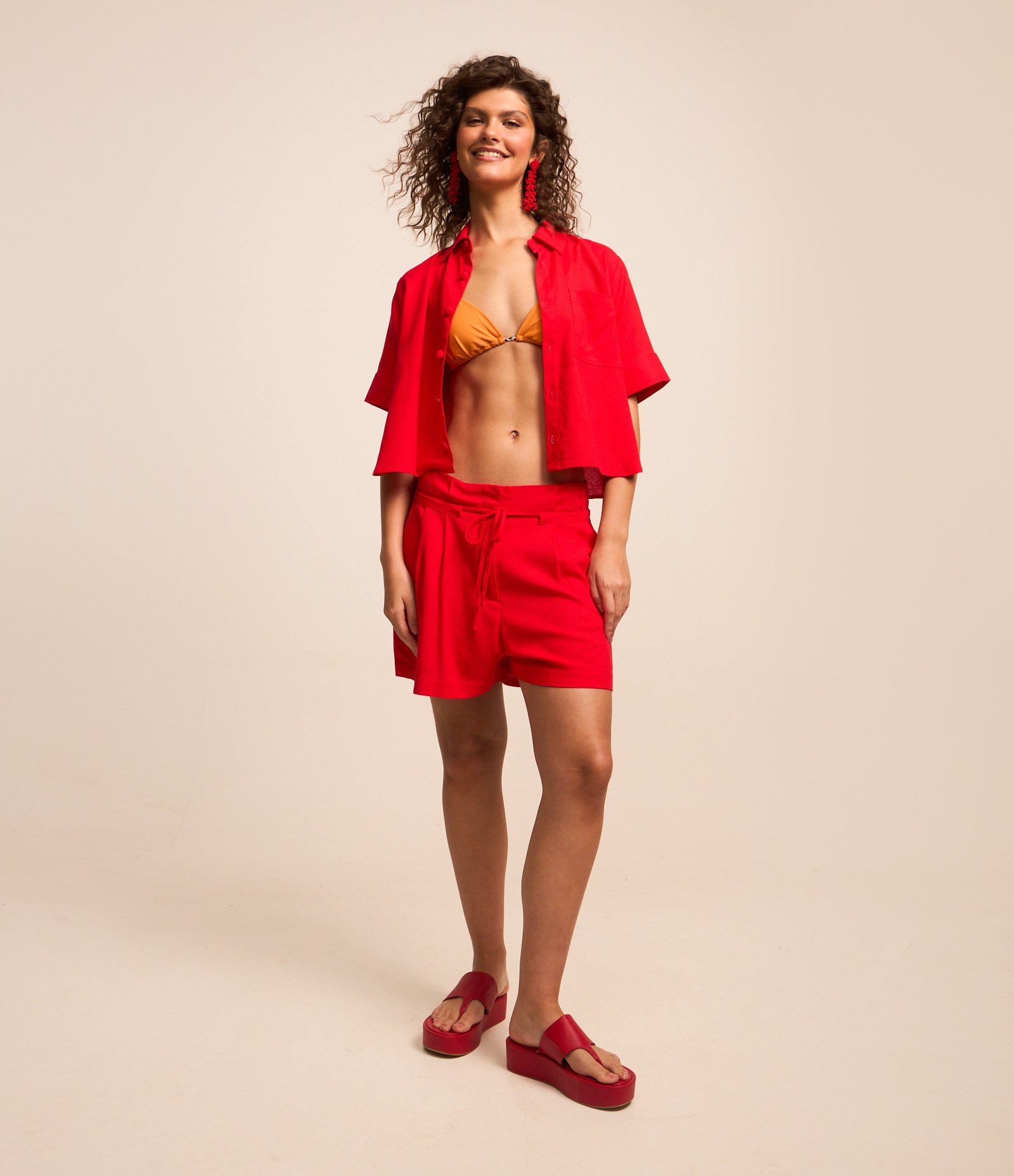 Camisa Curta em Viscose e Linho com Bolso Vermelho 1