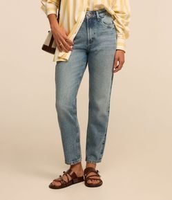 Calça Mom Cintura Média em Jeans Mamorizado