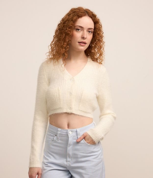 Cardigan Cropped em Tricô com Pelinho e Bolsos