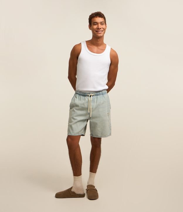Bermuda Jeans com Cós Elástico Bolsos e Etiqueta Aplicada