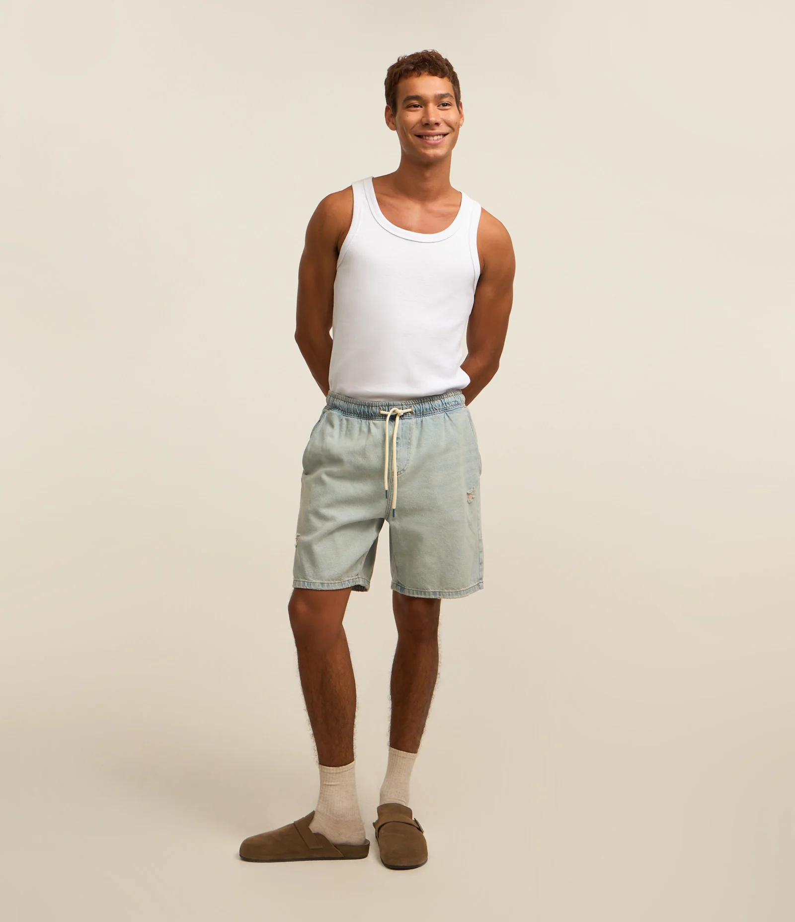 Bermuda Jeans com Cós Elástico e Etiqueta Aplicada Cinza 1