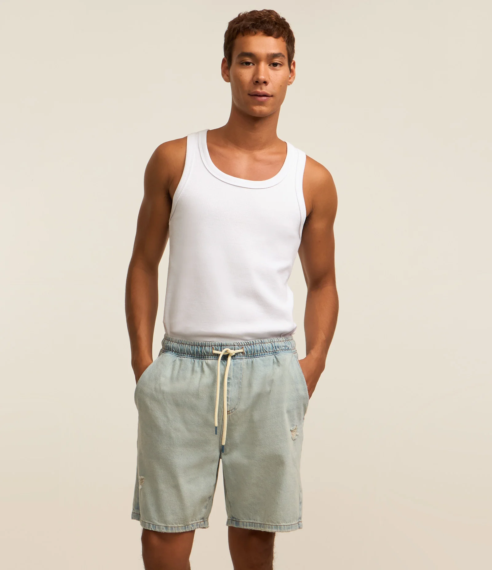 Bermuda Jeans com Cós Elástico e Etiqueta Aplicada Cinza 2