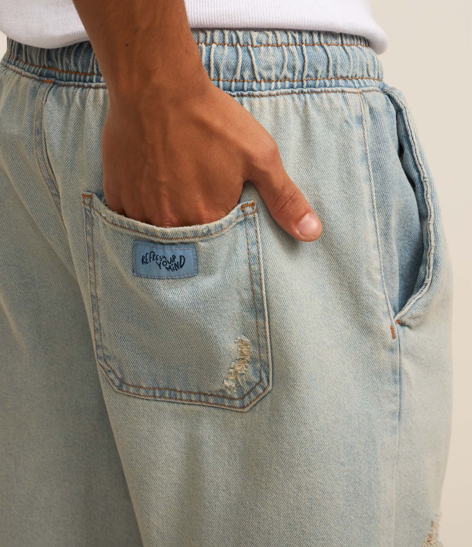 Bermuda Jeans com Cós Elástico e Etiqueta Aplicada Cinza 4