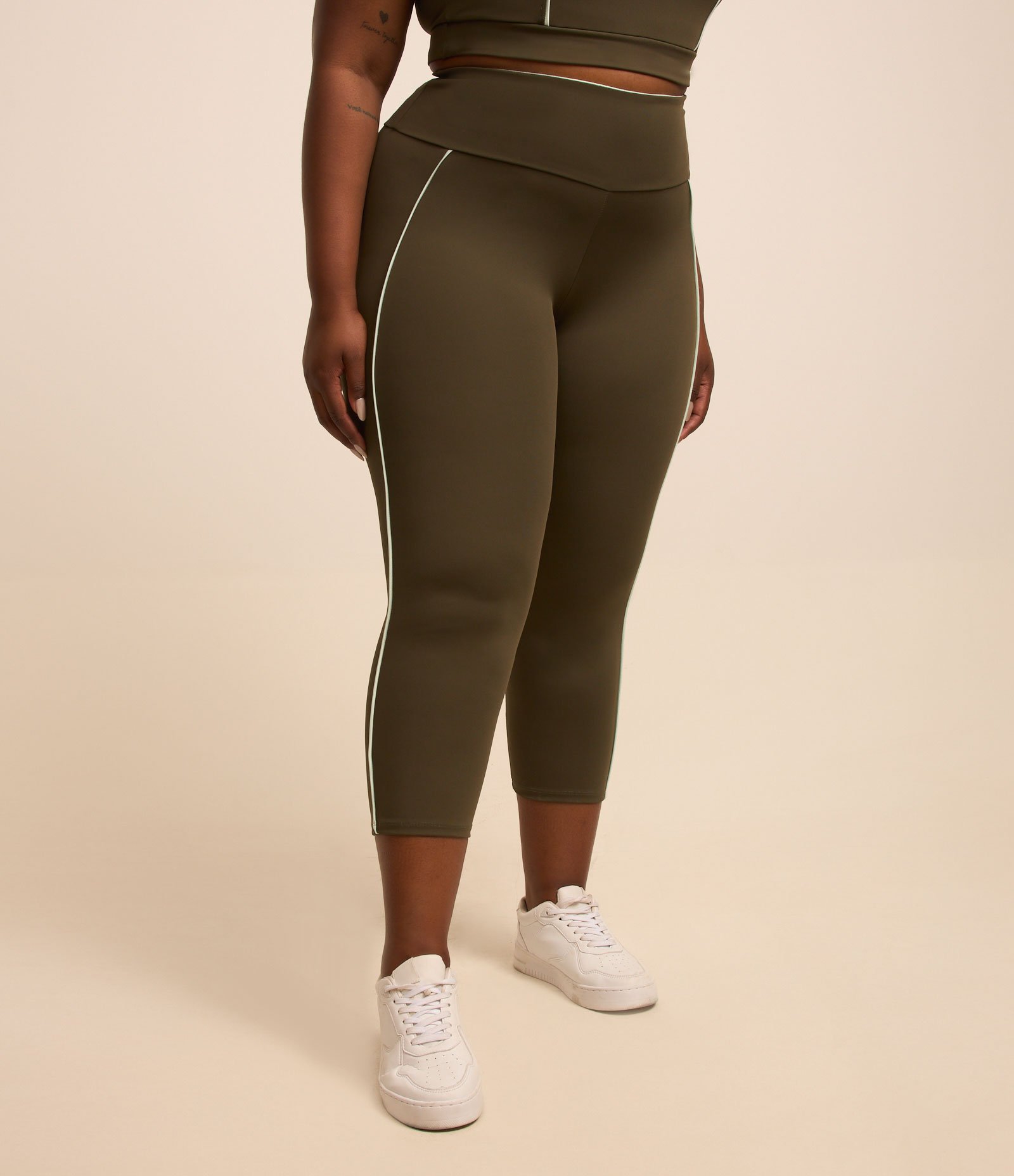 Calça Corsário Esportiva em Interlock com Bolso Interior Curve e Plus Size Verde 2