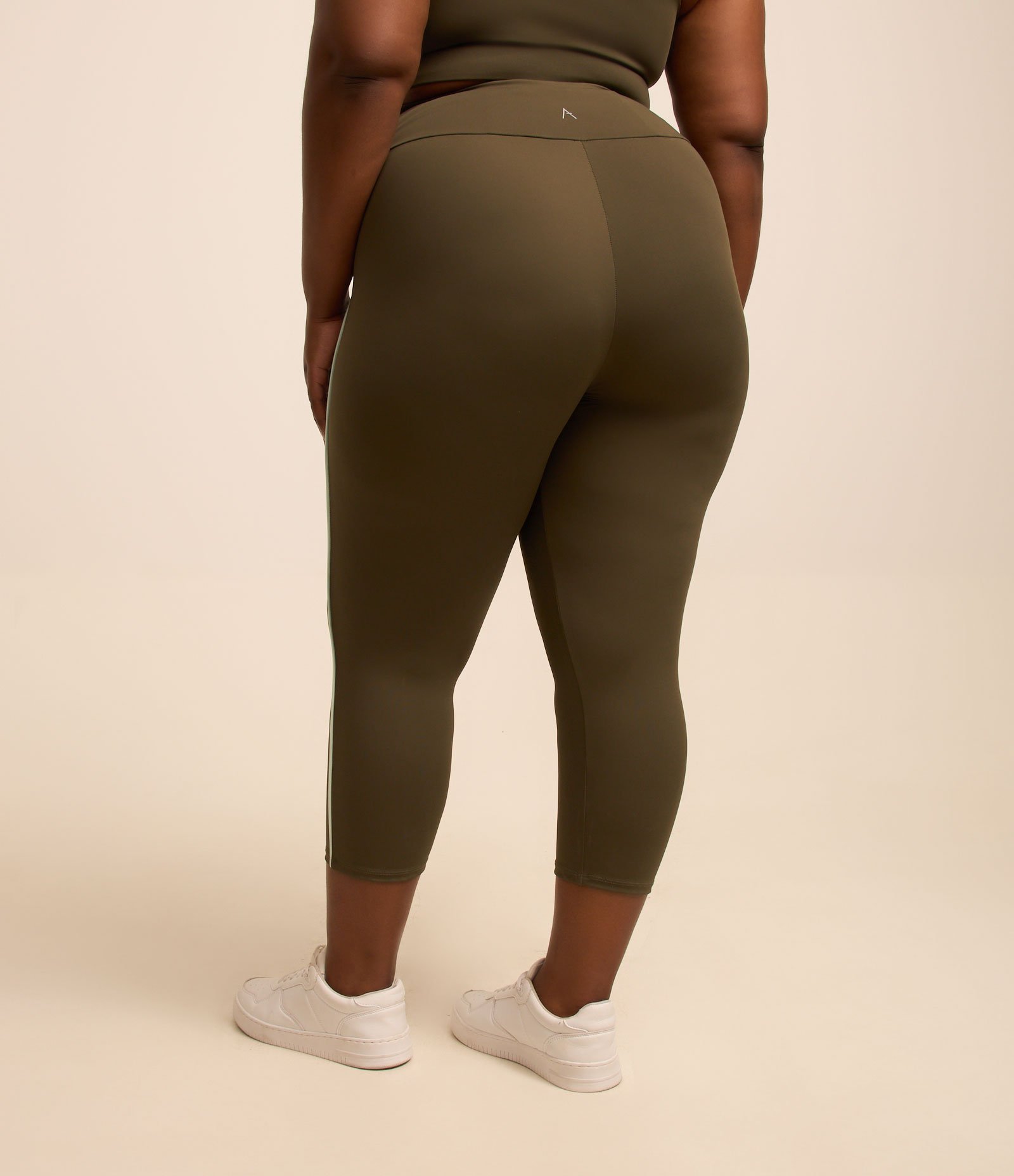 Calça Corsário Esportiva em Interlock com Bolso Interior Curve e Plus Size Verde 3