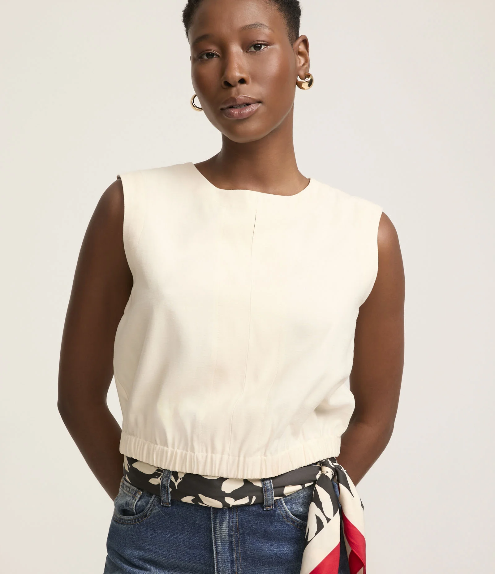 Blusa sem Manga em Viscose com Detalhe na Barra e Recortes Frontais Off White 1