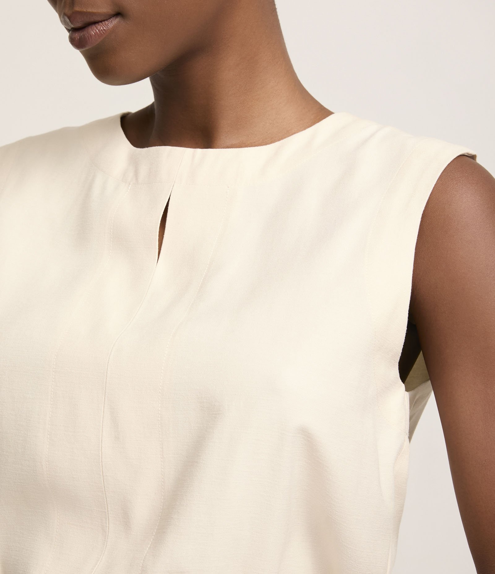 Blusa sem Manga em Viscose com Detalhe na Barra e Recortes Frontais Off White 3