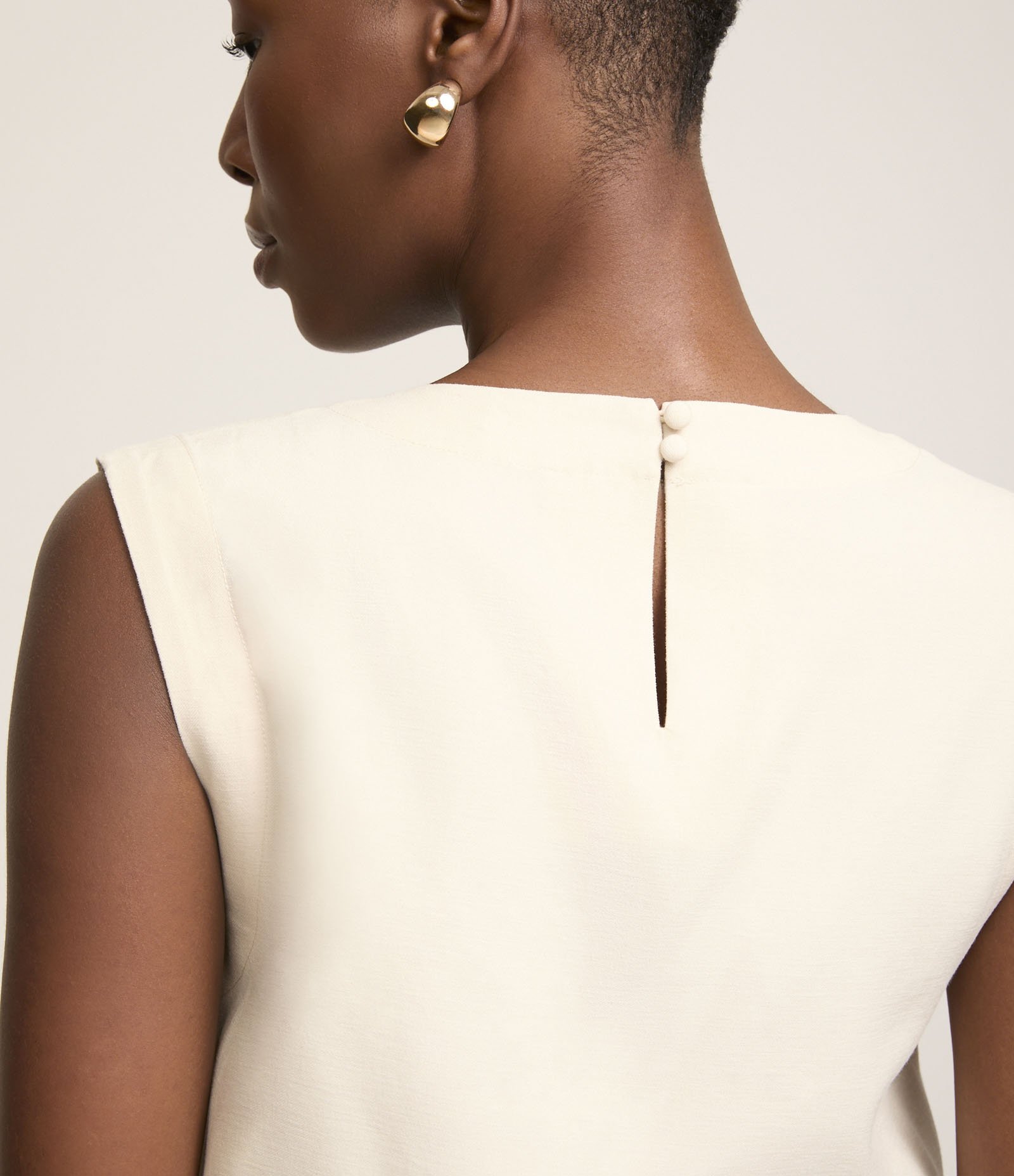 Blusa sem Manga em Viscose com Detalhe na Barra e Recortes Frontais Off White 4