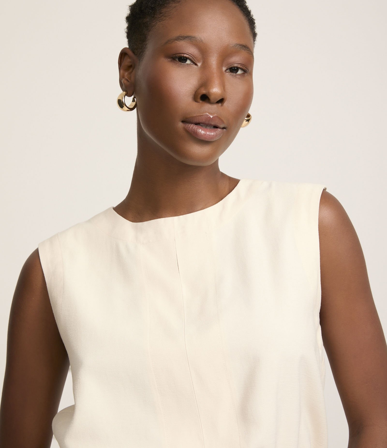 Blusa sem Manga em Viscose com Detalhe na Barra e Recortes Frontais Off White 5