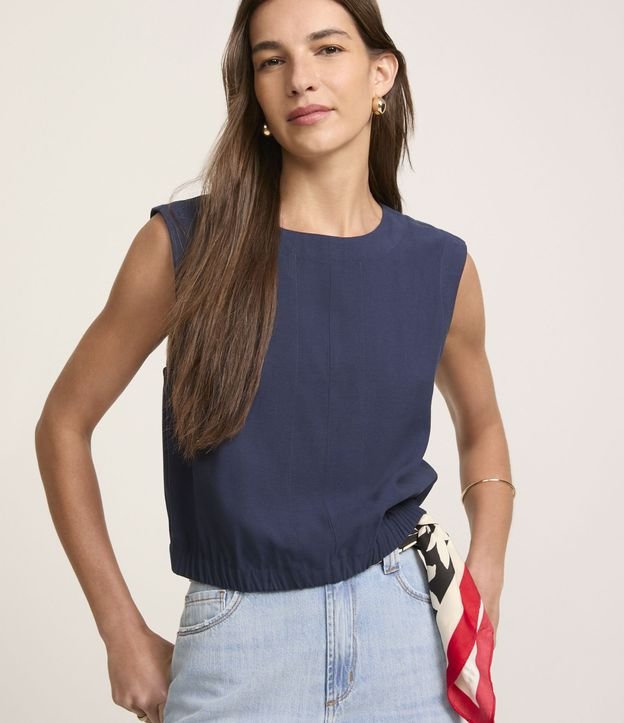 Blusa sem Manga em Viscose com Detalhe na Barra e Recortes Frontais