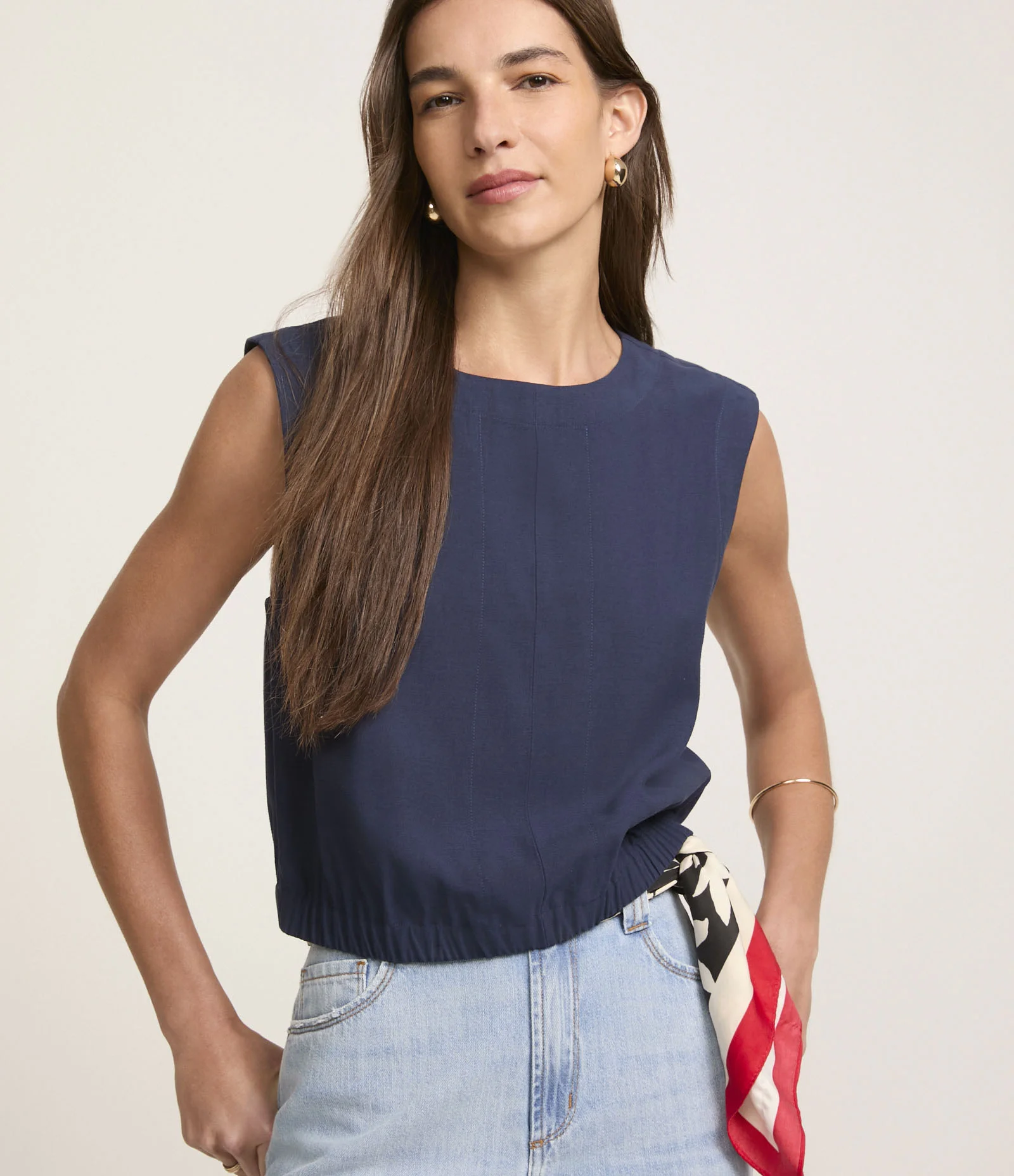 Blusa sem Manga em Viscose com Detalhe na Barra e Recortes Frontais Azul Marinho 1