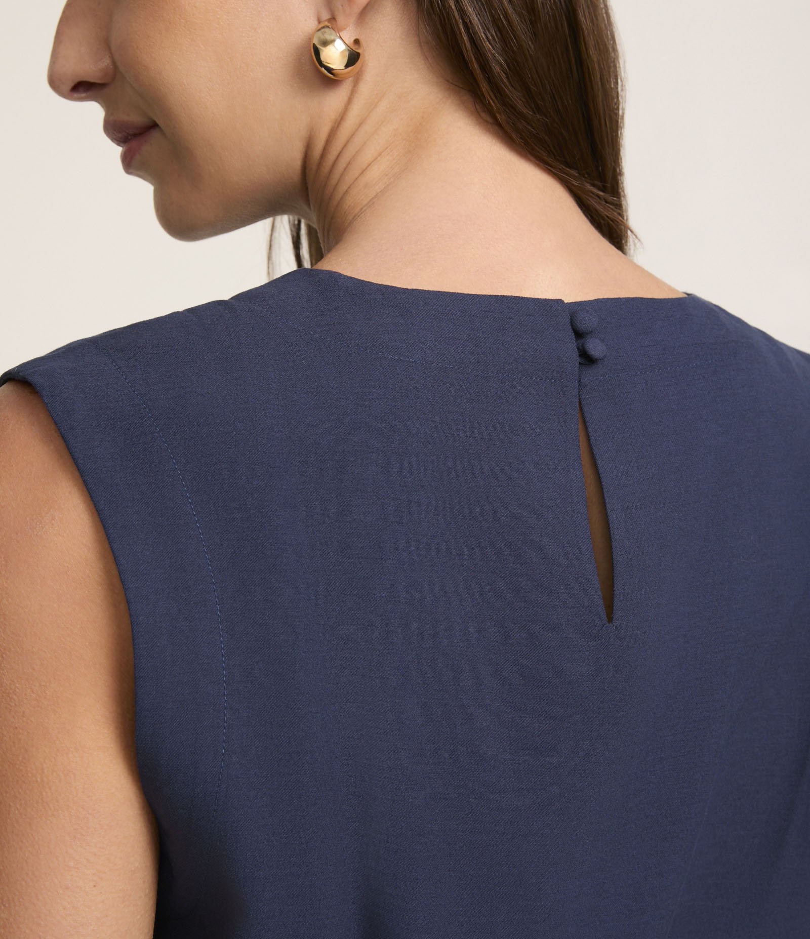 Blusa sem Manga em Viscose com Detalhe na Barra e Recortes Frontais Azul Marinho 4