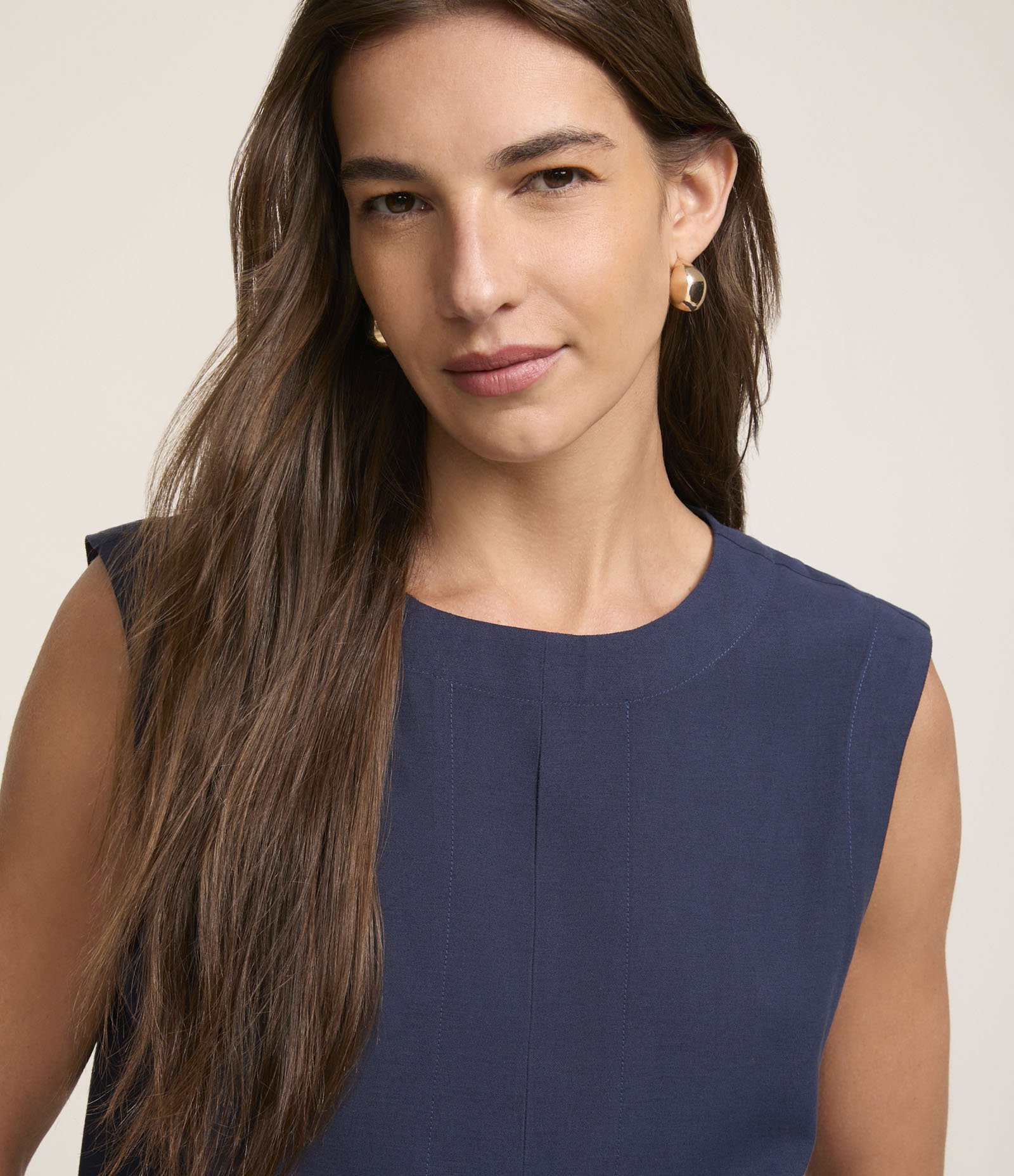 Blusa sem Manga em Viscose com Detalhe na Barra e Recortes Frontais Azul Marinho 5