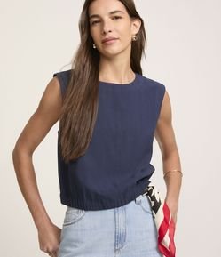 Blusa sem Manga em Viscose com Detalhe na Barra e Recortes Frontais