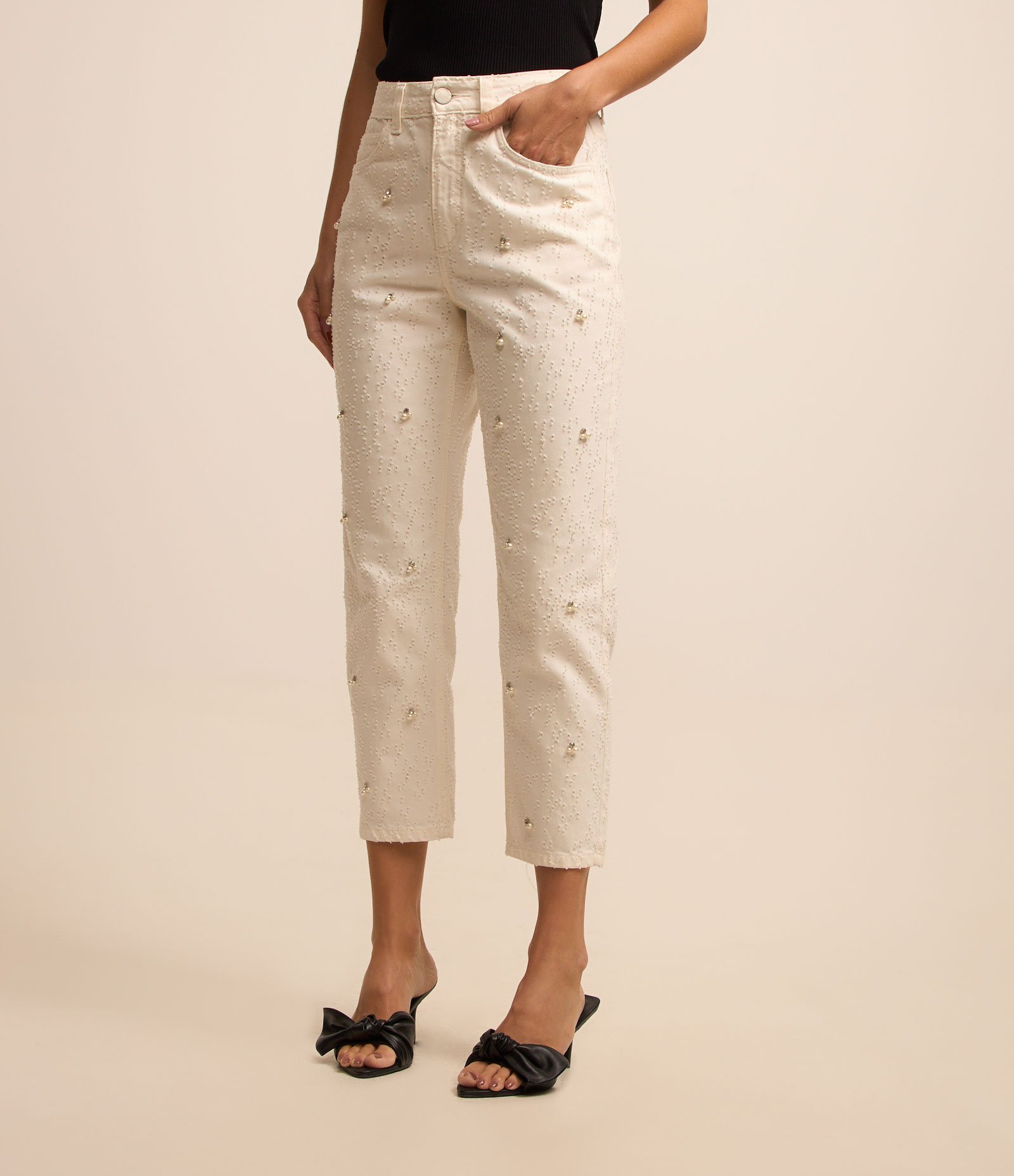 Calça Mom Comfort em Sarja com Laser e Bordado de Brilhos Branco 2