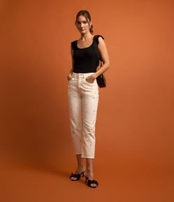 Calça Mom Comfort em Sarja com Laser e Bordado de Brilhos