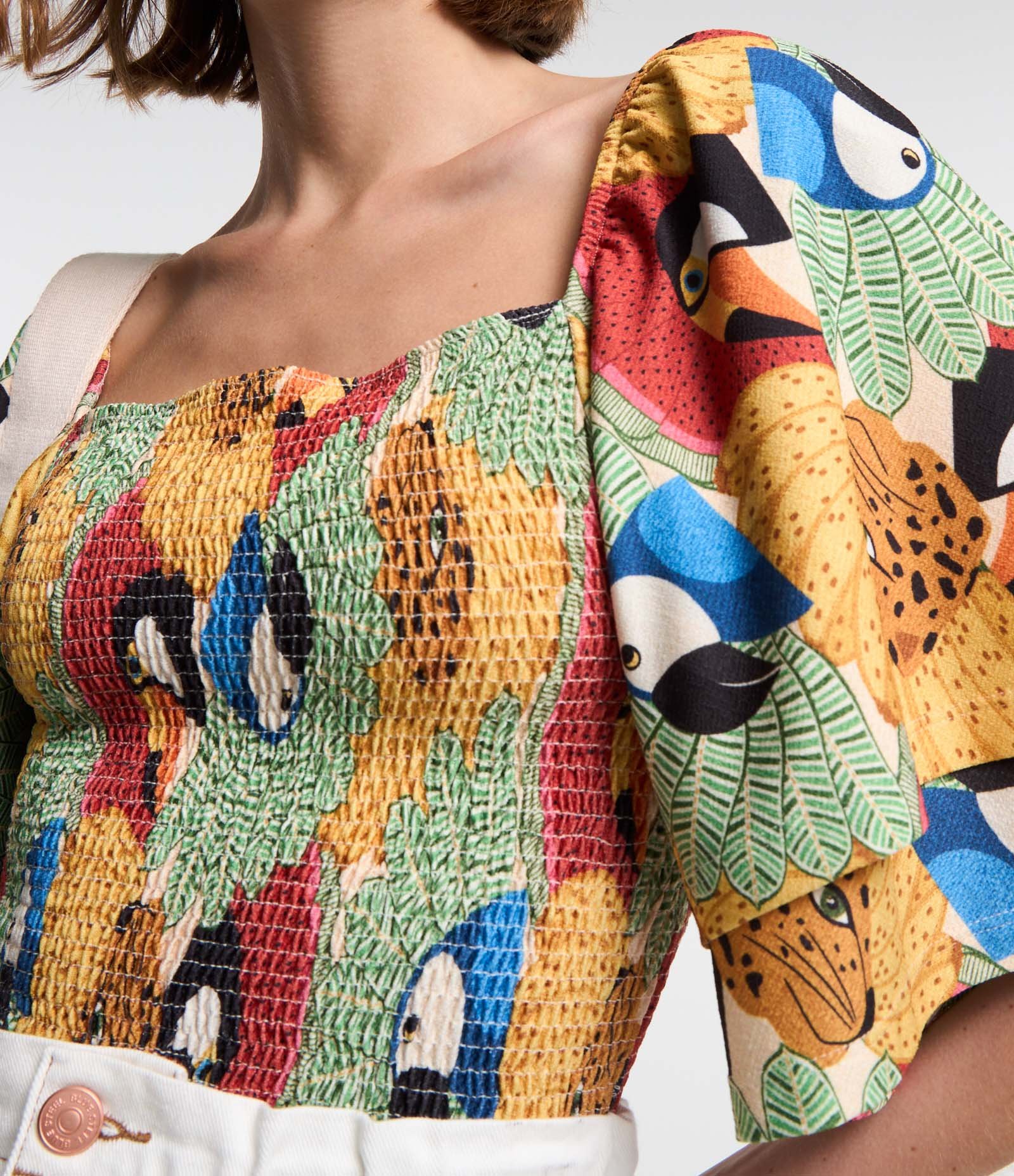 Blusa Cropped Texturizada com Lastex e Estampa Tucanos Multicores 3