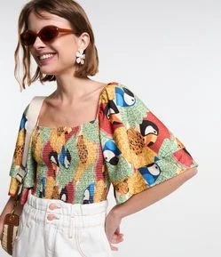 Blusa Cropped Texturizada com Lastex e Estampa Tucanos