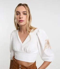 Blusa Cropped Texturizada com Bordado de Flor na Manga