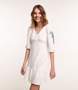 Vestido Curto com Busto Torcido e Bordado de Arara na Manga