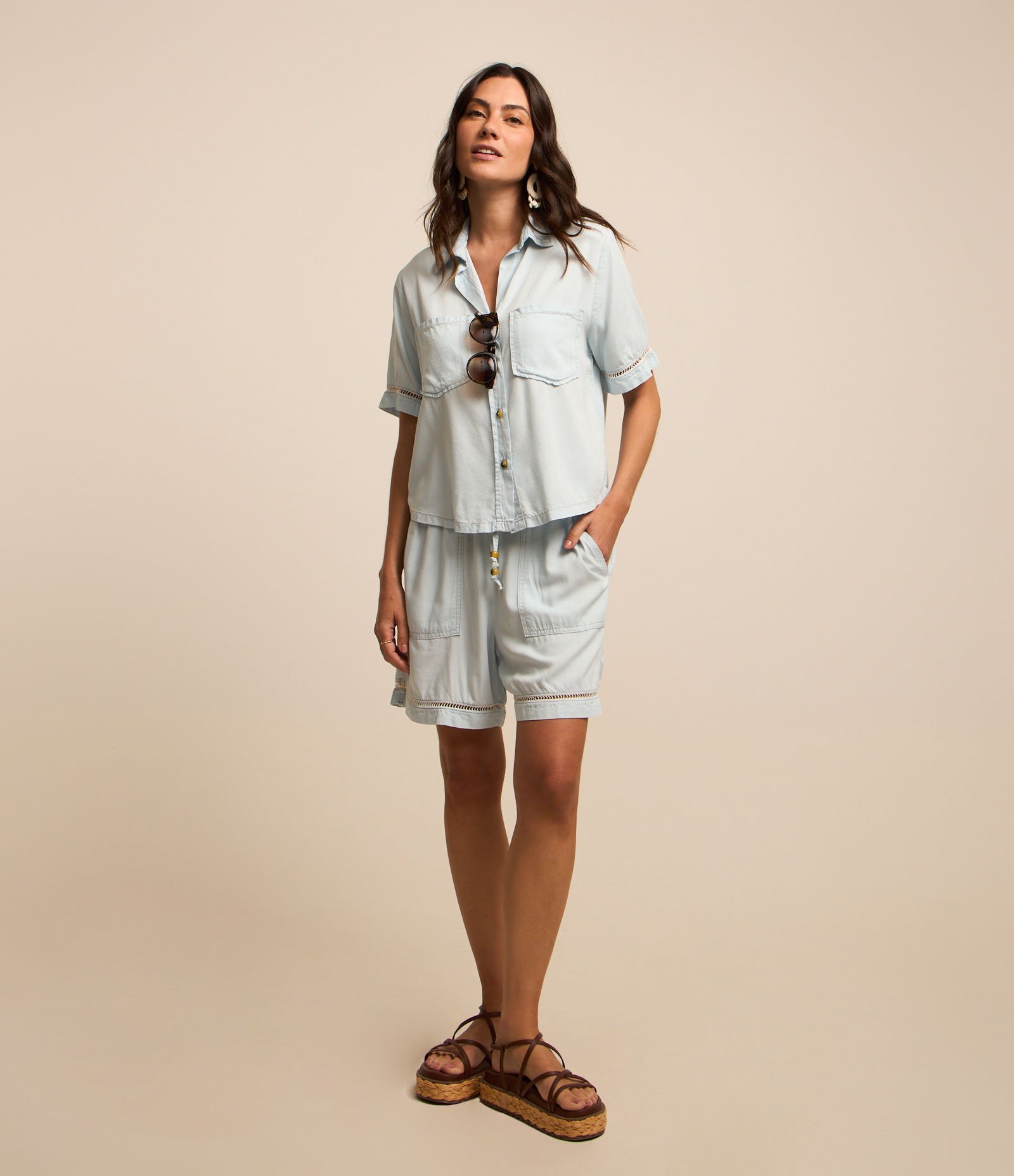 Bermuda Runner em Jeans Delavê com Cós Elástico e Cordão para Ajuste Azul Claro 1