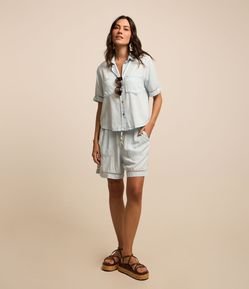 Bermuda Runner em Jeans Delavê com Cós Elástico e Cordão para Ajuste