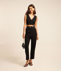 Calça Cenoura em Crepe com Botões no Cós